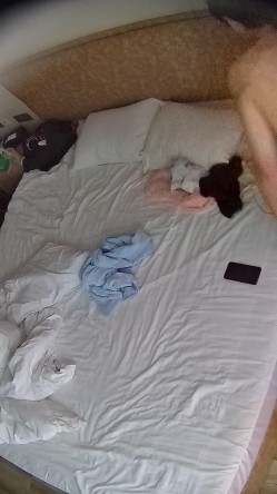 情趣酒店  美女一睡醒挺胸 好大的一对奶子 臀儿也挺翘得很 男人插进去的鸡巴都水盈盈的 极品骚穴 截图13