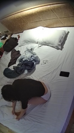 情趣酒店  美女一睡醒挺胸 好大的一对奶子 臀儿也挺翘得很 男人插进去的鸡巴都水盈盈的 极品骚穴 截图15