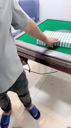 麻将馆内勾搭玩弄粉逼少妇，半推半就激情后入，放在麻将桌上中出 截图1