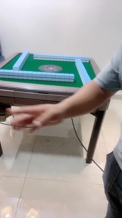 麻将馆内勾搭玩弄粉逼少妇，半推半就激情后入，放在麻将桌上中出 截图2