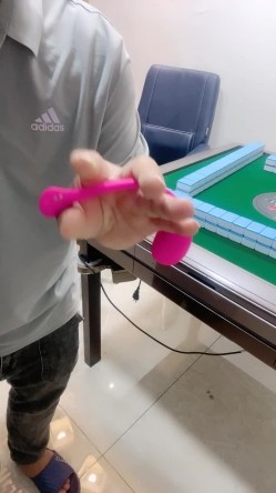 麻将馆内勾搭玩弄粉逼少妇，半推半就激情后入，放在麻将桌上中出 截图3