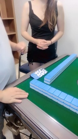 麻将馆内勾搭玩弄粉逼少妇，半推半就激情后入，放在麻将桌上中出 截图4