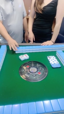 麻将馆内勾搭玩弄粉逼少妇，半推半就激情后入，放在麻将桌上中出 截图5