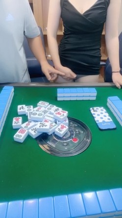 麻将馆内勾搭玩弄粉逼少妇，半推半就激情后入，放在麻将桌上中出 截图6
