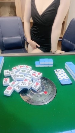 麻将馆内勾搭玩弄粉逼少妇，半推半就激情后入，放在麻将桌上中出 截图7
