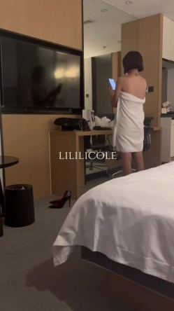 专泡良家大神『LILILICOLE』翘臀骚货一边穿着高跟黑丝一边女上摇摆，只需躺着据能享受全自动炮架服务 截图1