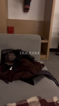 专泡良家大神『LILILICOLE』翘臀骚货一边穿着高跟黑丝一边女上摇摆，只需躺着据能享受全自动炮架服务 截图3