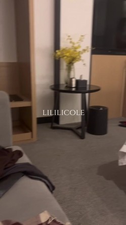 专泡良家大神『LILILICOLE』翘臀骚货一边穿着高跟黑丝一边女上摇摆，只需躺着据能享受全自动炮架服务 截图4