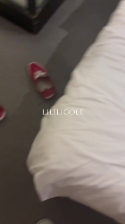 专泡良家大神『LILILICOLE』翘臀骚货一边穿着高跟黑丝一边女上摇摆，只需躺着据能享受全自动炮架服务 截图12