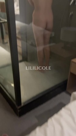 专泡良家大神『LILILICOLE』翘臀骚货一边穿着高跟黑丝一边女上摇摆，只需躺着据能享受全自动炮架服务 截图13