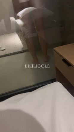 专泡良家大神『LILILICOLE』翘臀骚货一边穿着高跟黑丝一边女上摇摆，只需躺着据能享受全自动炮架服务 截图14