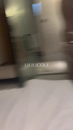 专泡良家大神『LILILICOLE』翘臀骚货一边穿着高跟黑丝一边女上摇摆，只需躺着据能享受全自动炮架服务 截图15