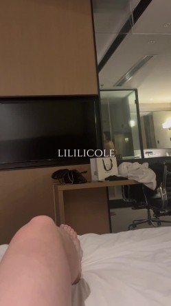 专泡良家大神『LILILICOLE』翘臀骚货一边穿着高跟黑丝一边女上摇摆，只需躺着据能享受全自动炮架服务 截图16