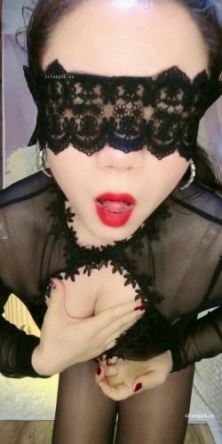 【抖音福利】风骚黑丝少妇【爱笑的煜祺】开档黑丝道具自插 截图8