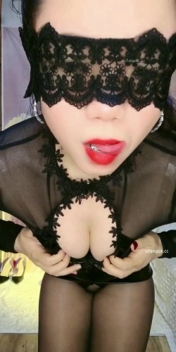 【抖音福利】风骚黑丝少妇【爱笑的煜祺】开档黑丝道具自插 截图9