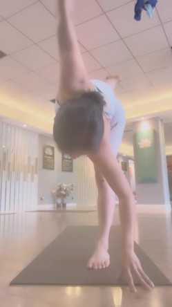 性感少妇【瑜伽老湿】上课啦~!展示标准瑜伽动作，教室跳蛋塞穴~玩空中秋千，无套啪啪~爽到内射 截图1