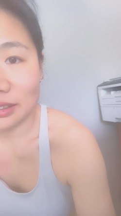 性感少妇【瑜伽老湿】上课啦~!展示标准瑜伽动作，教室跳蛋塞穴~玩空中秋千，无套啪啪~爽到内射 截图2