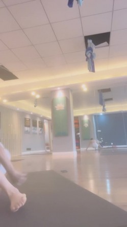 性感少妇【瑜伽老湿】上课啦~!展示标准瑜伽动作，教室跳蛋塞穴~玩空中秋千，无套啪啪~爽到内射 截图3