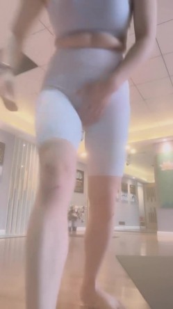 性感少妇【瑜伽老湿】上课啦~!展示标准瑜伽动作，教室跳蛋塞穴~玩空中秋千，无套啪啪~爽到内射 截图4