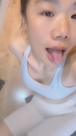 性感少妇【瑜伽老湿】上课啦~!展示标准瑜伽动作，教室跳蛋塞穴~玩空中秋千，无套啪啪~爽到内射 截图11