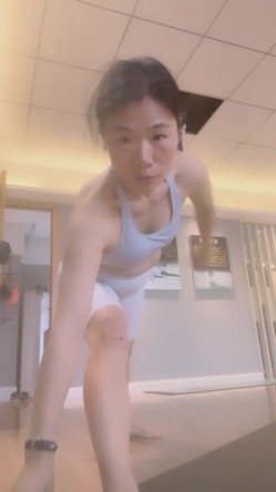 性感少妇【瑜伽老湿】上课啦~!展示标准瑜伽动作，教室跳蛋塞穴~玩空中秋千，无套啪啪~爽到内射 截图12