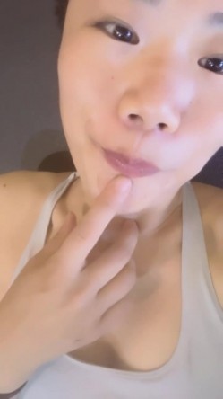 性感少妇【瑜伽老湿】上课啦~!展示标准瑜伽动作，教室跳蛋塞穴~玩空中秋千，无套啪啪~爽到内射 截图15