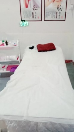 给女顾客做私密养护，按摩床上全身精油按摩退拿，揉奶玩逼扒光了掏出大鸡巴猛草，各种体位爆草蹂躏 截图8