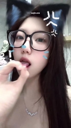 超美阿黑颜女神原档泄密，标准的一个眼镜婊，大眼睛萌妹，反差感，淫荡的表情挑逗极了 截图7