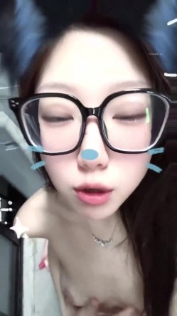 超美阿黑颜女神原档泄密，标准的一个眼镜婊，大眼睛萌妹，反差感，淫荡的表情挑逗极了 截图8