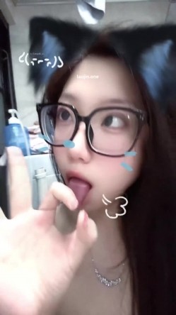 超美阿黑颜女神原档泄密，标准的一个眼镜婊，大眼睛萌妹，反差感，淫荡的表情挑逗极了 截图10