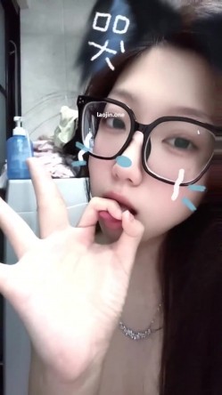 超美阿黑颜女神原档泄密，标准的一个眼镜婊，大眼睛萌妹，反差感，淫荡的表情挑逗极了 截图11