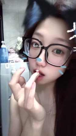 超美阿黑颜女神原档泄密，标准的一个眼镜婊，大眼睛萌妹，反差感，淫荡的表情挑逗极了 截图12