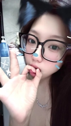 超美阿黑颜女神原档泄密，标准的一个眼镜婊，大眼睛萌妹，反差感，淫荡的表情挑逗极了 截图13