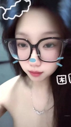 超美阿黑颜女神原档泄密，标准的一个眼镜婊，大眼睛萌妹，反差感，淫荡的表情挑逗极了 截图14