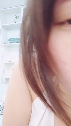 反差露脸人妻，大奶晕孕妇【倪妮老师】福利，挤奶，舔奶头，道具自慰，掰穴，疯狂给宝宝赚奶粉钱 截图13
