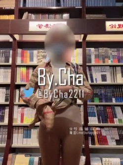 露出调教大神『查小理』吴晗全裸出门到地下车库短视频，教你们如何科学且有礼貌的人前露出互动 截图2