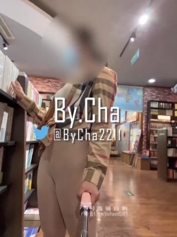 露出调教大神『查小理』吴晗全裸出门到地下车库短视频，教你们如何科学且有礼貌的人前露出互动 截图5