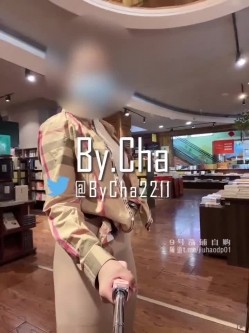 露出调教大神『查小理』吴晗全裸出门到地下车库短视频，教你们如何科学且有礼貌的人前露出互动 截图6