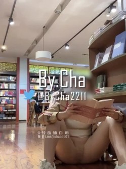露出调教大神『查小理』吴晗全裸出门到地下车库短视频，教你们如何科学且有礼貌的人前露出互动 截图15