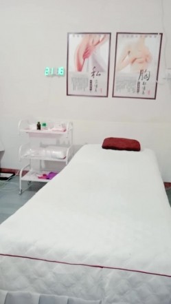 忽悠女顾客做私密保养，全身精油SPA按摩，揉她奶玩她逼大鸡巴草她嘴，按摩床上各种体位爆草蹂躏 截图6