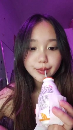 重磅！新人！【鱼妈】自慰狂喷水！一直喷~白虎一线天，水量超大，直冲镜头！ 截图2