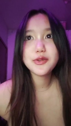 重磅！新人！【鱼妈】自慰狂喷水！一直喷~白虎一线天，水量超大，直冲镜头！ 截图6