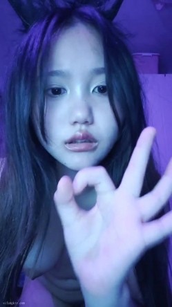重磅！新人！【鱼妈】自慰狂喷水！一直喷~白虎一线天，水量超大，直冲镜头！ 截图7