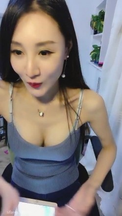 身高超过170CM的大长腿大眼尤物女神 紧身牛仔裤翘着屁股跳艳舞 换上齐逼短裙 播放AV调情 老汉推车后入 截图5