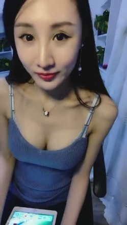 身高超过170CM的大长腿大眼尤物女神 紧身牛仔裤翘着屁股跳艳舞 换上齐逼短裙 播放AV调情 老汉推车后入 截图6