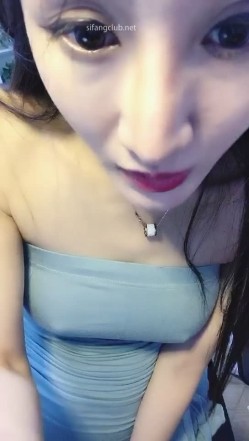 身高超过170CM的大长腿大眼尤物女神 紧身牛仔裤翘着屁股跳艳舞 换上齐逼短裙 播放AV调情 老汉推车后入 截图12