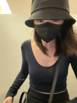 新一代高挑露出女神，【nainai2002】，在优衣库更衣间玩露出换衣后 截图1