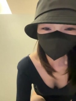新一代高挑露出女神，【nainai2002】，在优衣库更衣间玩露出换衣后 截图2