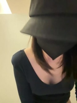 新一代高挑露出女神，【nainai2002】，在优衣库更衣间玩露出换衣后 截图3