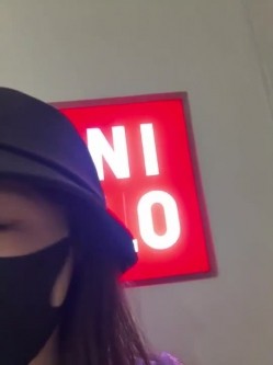 新一代高挑露出女神，【nainai2002】，在优衣库更衣间玩露出换衣后 截图7